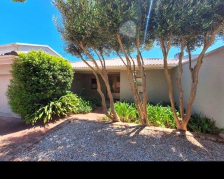 To Let 4 Bedroom Property for Rent in Onrus Western Cape